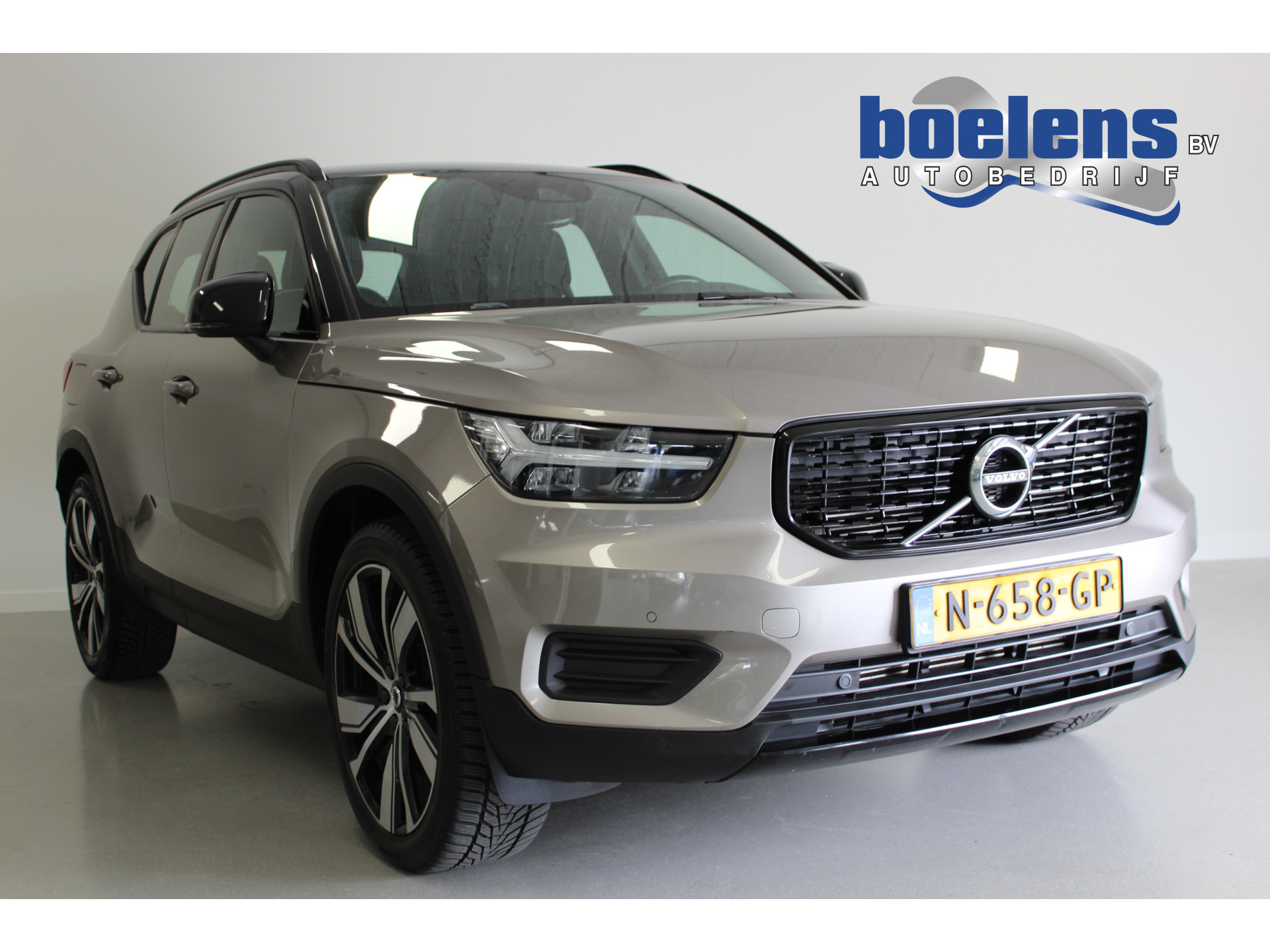 1.5 T4 Recharge R-Design | PEBBLE-GREY | ACC | NAVI | WEGKL-TRHAAK | CAM | STOEL+STUUR/VERW | 20'LMV |